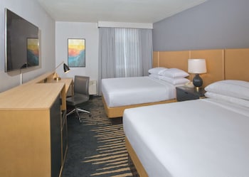 Room, 2 Queen Beds, Pool View