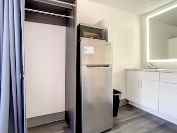Basic Room, 1 King Bed, Non Smoking