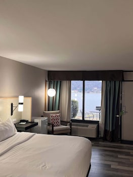 Deluxe Room, 1 King Bed, Non Smoking, Lake View