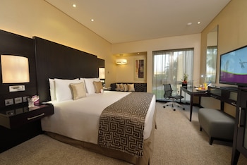 Standard Room, 1 King Bed, Pool View
