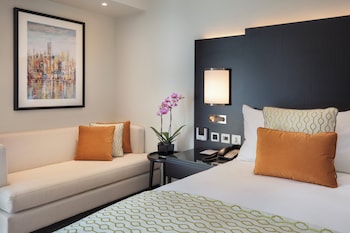 Standard Room, 1 King Bed, Accessible, Garden View (Club Lounge Access)