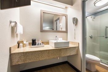 Deluxe Room, 1 Queen Bed (Smoke Free)