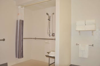 Room, 1 King Bed, Accessible, Non Smoking (Mobility, Bathrub w/Grab Bars)