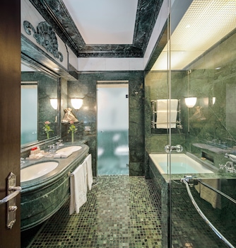 Deluxe Room (Grand)