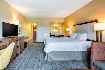 1 King Bed w/Sofabed and Kitchenette