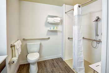 2 Queen Beds w/Accessible Roll-In Shower