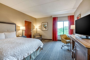 1 Queen Bed w/Accessible Bathtub