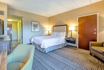 1 Queen Bed w/Accessible Bathtub