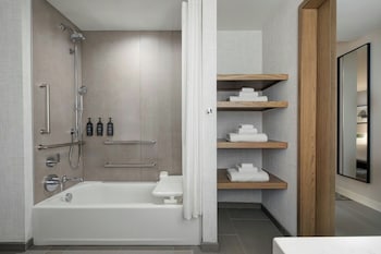 Chalet, 1 King Bed (Mobility/Hearing Accessible, Tub)