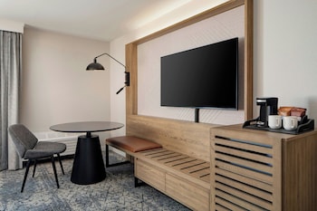Chalet, 1 King Bed (Mobility/Hearing Accessible, Tub)