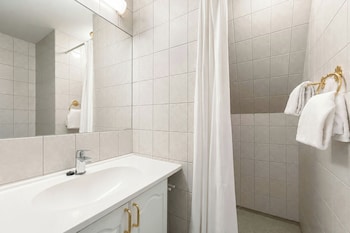 Double Room, 1 Queen Bed