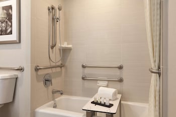 Suite, 1 Queen Bed, Accessible, Bathtub
