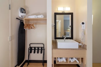 Premium Room, 1 King Bed, Accessible (Smoke Free)