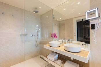 Deluxe Suite, 1 King Bed, Corner