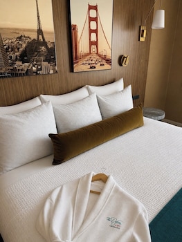 Deluxe Room, 1 King Bed