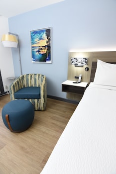 Standard Room, 1 King Bed, Non Smoking, Refrigerator & Microwave