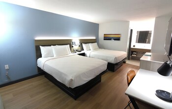 Standard Room, 2 Queen Beds, Non Smoking, Refrigerator & Microwave (Pet Friendly)