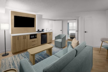 Premium Suite, 2 Queen Beds, Microwave