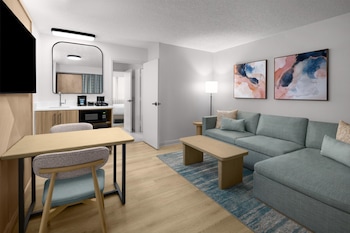 Suite, Multiple Beds, Microwave