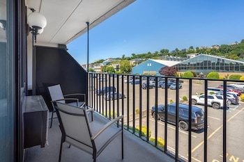 Standard Room, 1 King Bed, Non Smoking, Balcony