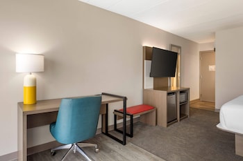 Suite, 1 King Bed with Sofa bed, Non Smoking, Balcony and River View