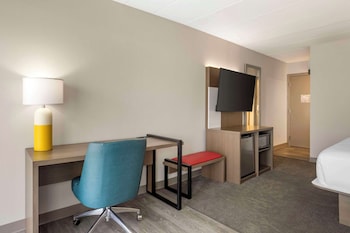 Suite, 1 King Bed with Sofa bed, Non Smoking, Balcony and River View