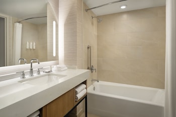 Room, 1 King Bed, City View (Hearing Accessible)