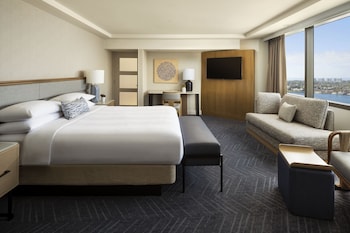 Room, 1 King Bed, Bay View (Corner)