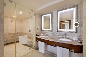 Diplomatic Suite Club, 1 King Bed