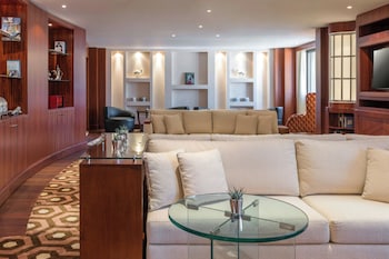 Executive Suite Club, 1 King Bed
