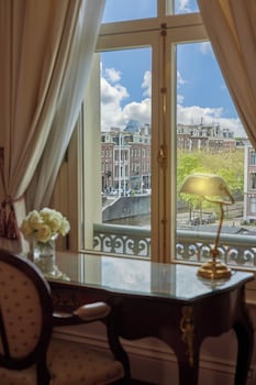 Junior Suite, 1 King Bed, City View