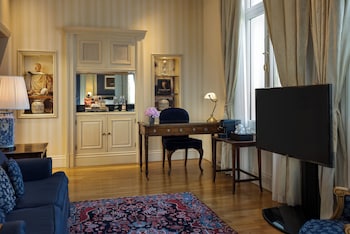 Junior Suite, 1 King Bed, City View