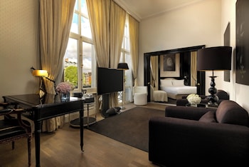 Champagne Suite, 1 King Bed, River View