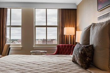 Suite, 1 King Bed, Accessible (East Tower)