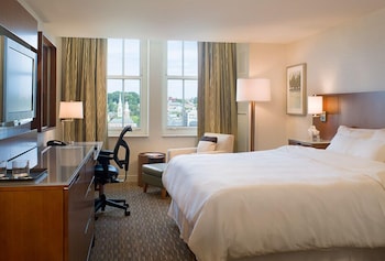 Deluxe Room, 1 King Bed, Accessible (Roll In Shower)