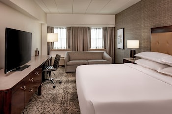 Traditional Room, 1 King Bed with Sofa bed (Mobility/Hearing Accessible, Tub)