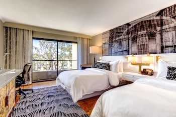 Room, 2 Queen Beds, Balcony (Mobility/Hearing Access, Roll-in Shwr)