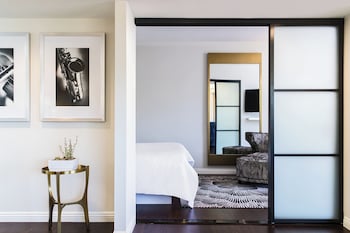 Executive Suite, 1 Bedroom (Mobility/Hearing Access, Roll-in Shwr)