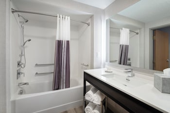 Standard Room, 1 King Bed, Mobility Accessible (Accessible Bathtub)