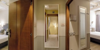 2 Camere Comunicanti (Via Della Croce 15)