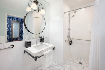 Room, 1 King Bed, Roll-in Shower (Communications Accessible)
