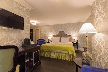 Standard Room, 1 Queen Bed