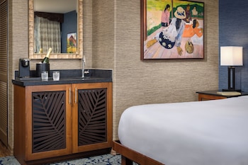 Beachfront Suite w/ Patio 1 King