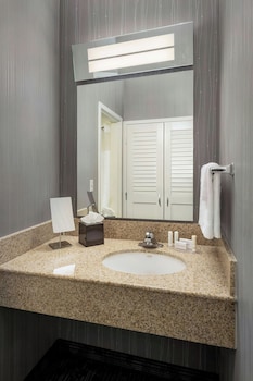 Room, 1 King Bed (Mobility Accessible, Tub)