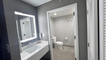 Suite, 1 King Bed, Non Smoking