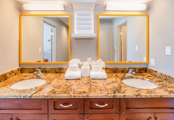 1 Bedroom Suite w/Kitchen, 2 Balconies, Gulf Front,  Non-Smoking