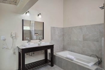 Royal Palm Beach Room (1 King Bed)