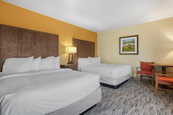 Standard Room, 2 Queen Beds, Non Smoking, Balcony (with Sofabed)