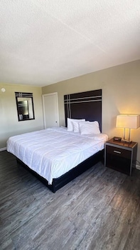 Room, 1 King Bed, Smoking