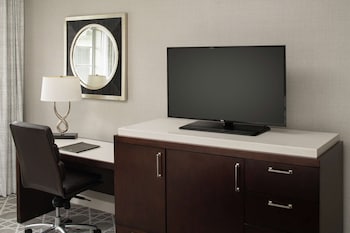 Deluxe Room, 1 King Bed, Courtyard View